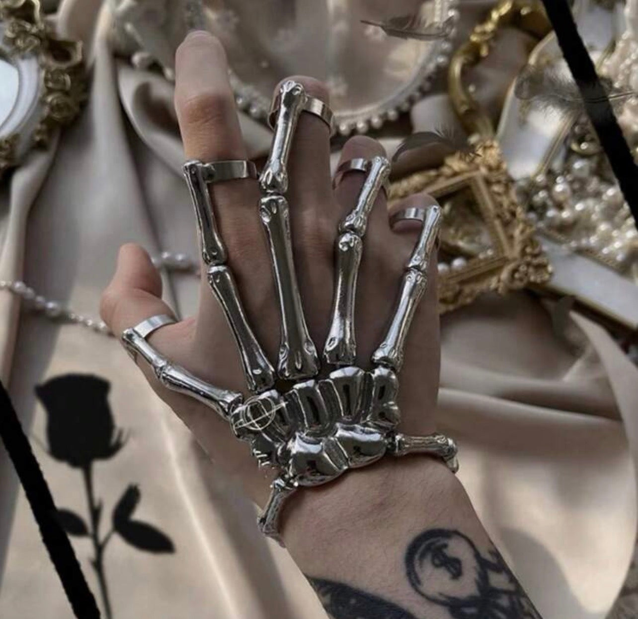 Punk Style Metal Hand Bone Shape Bracelet + Ring Integrated Design Dark Gothic Imitation Hand Bone
Structure Covers Back Of Hand And Fingers Unique Cool
Style -Gun Black