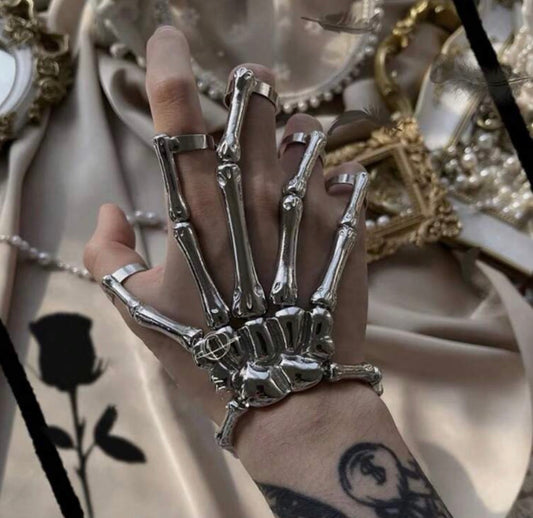 Punk Style Metal Hand Bone Shape Bracelet + Ring Integrated Design Dark Gothic Imitation Hand Bone
Structure Covers Back Of Hand And Fingers Unique Cool
Style -Gun Black