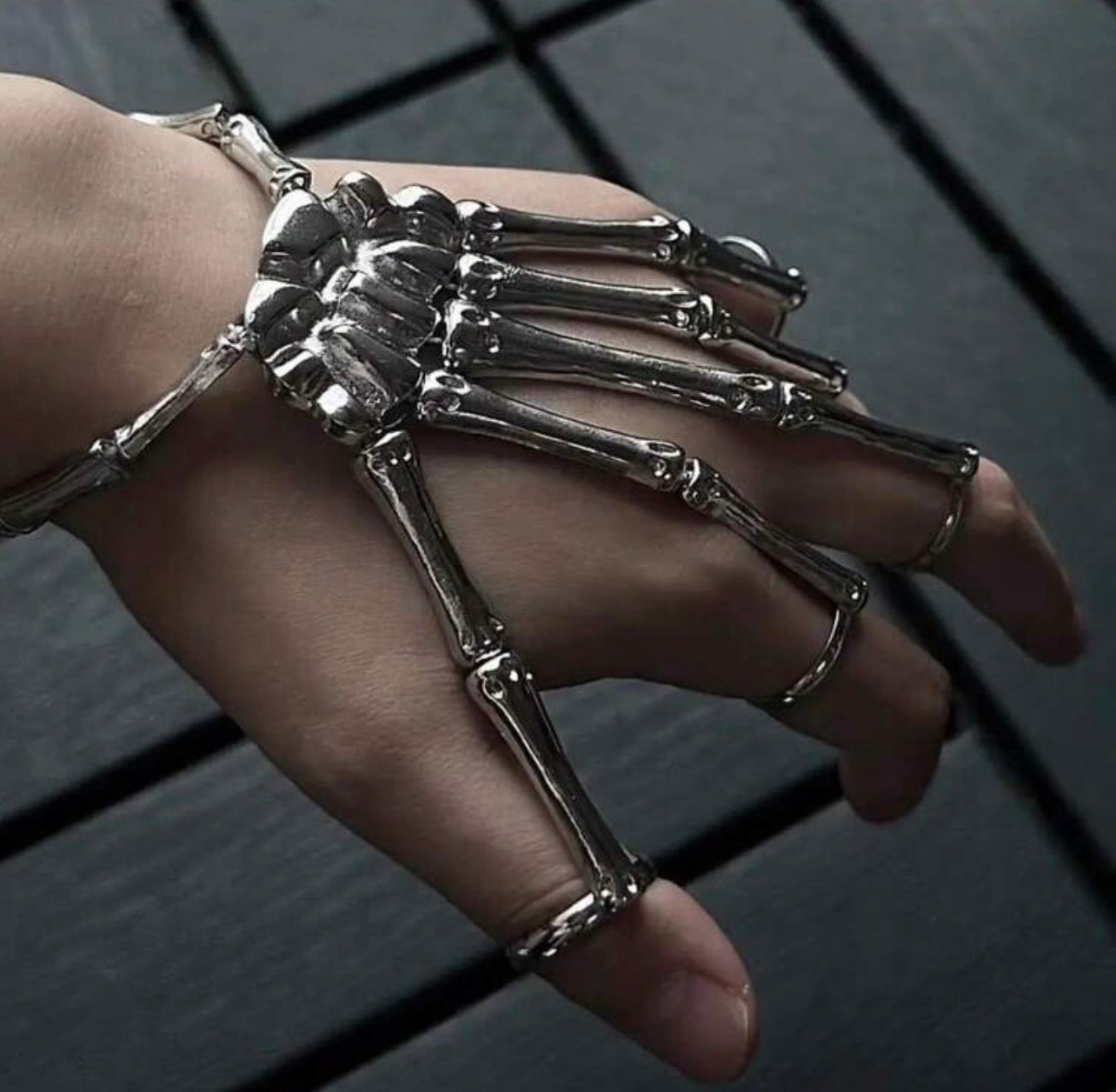 Punk Style Metal Hand Bone Shape Bracelet + Ring Integrated Design Dark Gothic Imitation Hand Bone
Structure Covers Back Of Hand And Fingers Unique Cool
Style -Gun Black