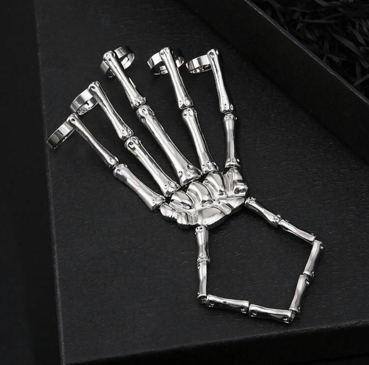 Punk Style Metal Hand Bone Shape Bracelet + Ring Integrated Design Dark Gothic Imitation Hand Bone
Structure Covers Back Of Hand And Fingers Unique Cool
Style -Silver