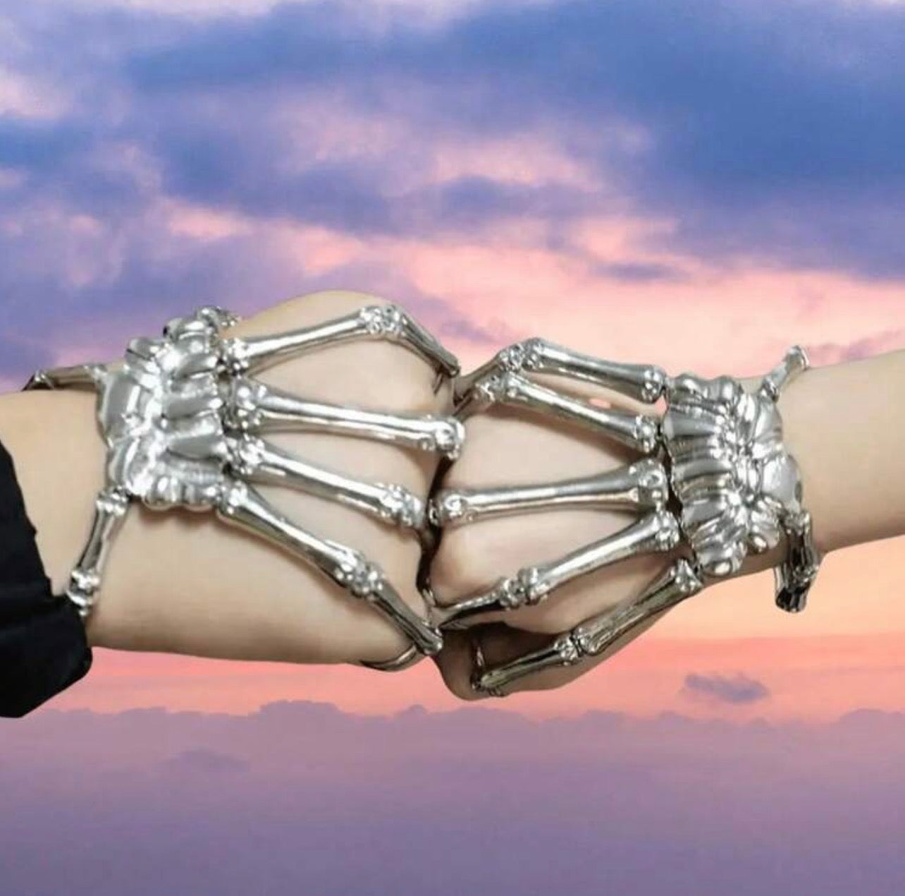 Punk Style Metal Hand Bone Shape Bracelet + Ring Integrated Design Dark Gothic Imitation Hand Bone
Structure Covers Back Of Hand And Fingers Unique Cool
Style -Silver